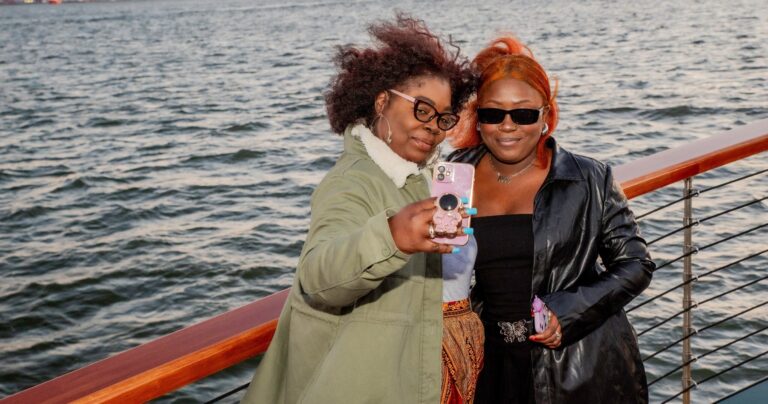 Sail Nyc Tour Women Selfie Boat Tour Water