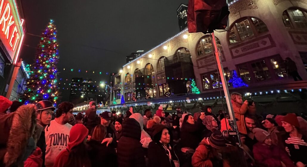savor-seattle-tours_tour-crowd-christmas-tree-lights-market Savor Seattle Tours Tour Crowd Christmas Tree Lights Market