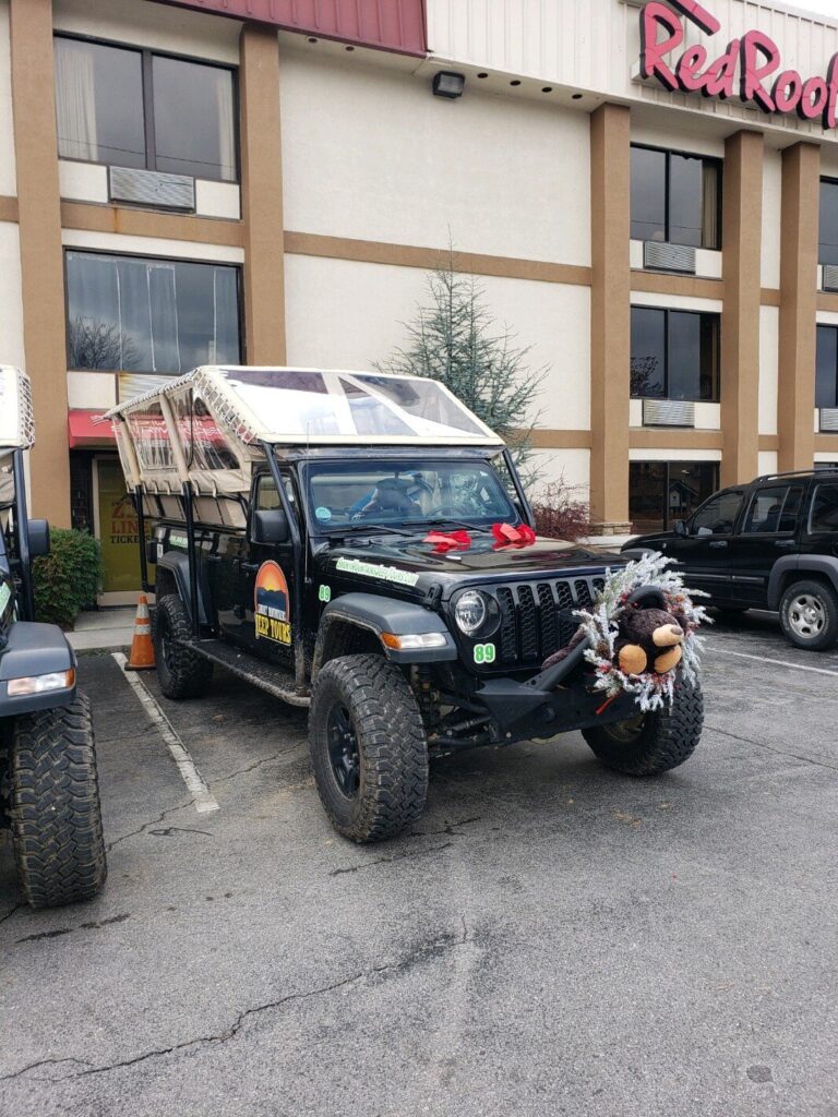 smokymountainsjeeptours_tour-jeep-tour-vehicle-decorated-wreath Smokymountainsjeeptours Tour Jeep Tour Vehicle Decorated Wreath
