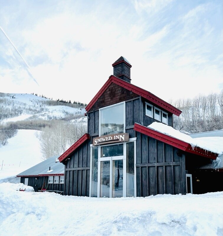 snowedinnsleigh_tour-snowed-inn-wooden-building-snowy-mountains Snowedinnsleigh Tour Snowed Inn Wooden Building Snowy Mountains