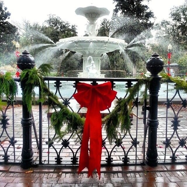 spookysavannahghosttours_tour-fountain-red-bow-gate Spookysavannahghosttours Tour Fountain Red Bow Gate