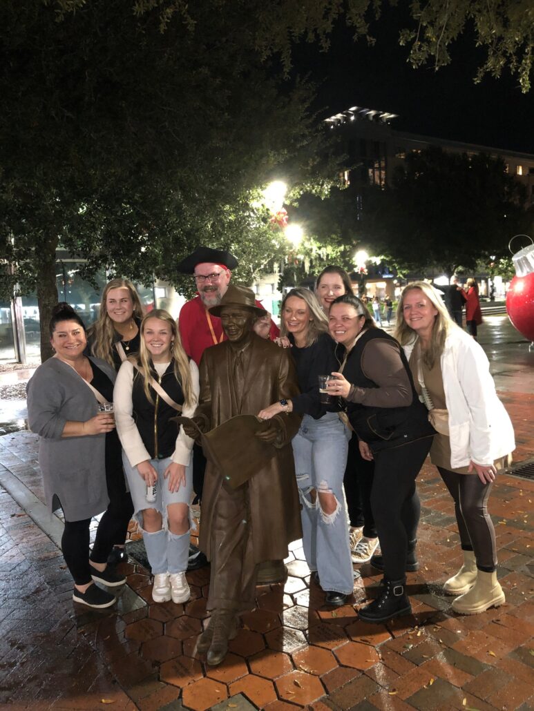 spookysavannahghosttours_tour-group-photo-statue-night Spookysavannahghosttours Tour Group Photo Statue Night