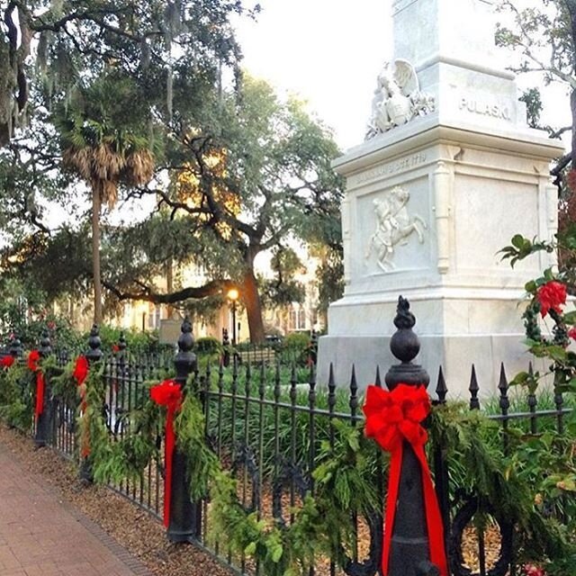 spookysavannahghosttours_tour-monument-holiday-decorations-oak-trees Spookysavannahghosttours Tour Monument Holiday Decorations Oak Trees