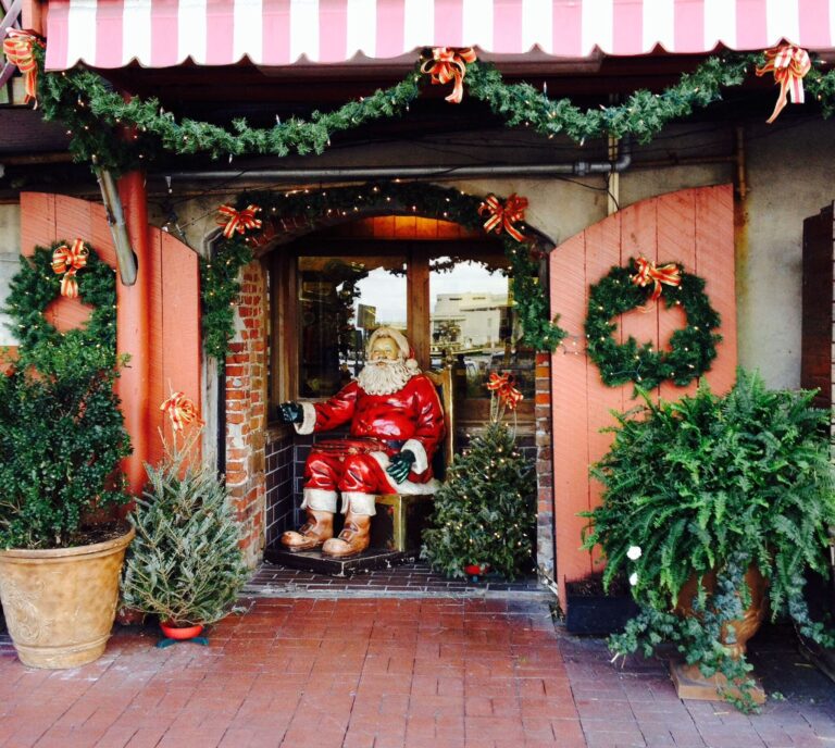 spookysavannahghosttours_tour-santa-claus-holiday-decorations-entrance Spookysavannahghosttours Tour Santa Claus Holiday Decorations Entrance
