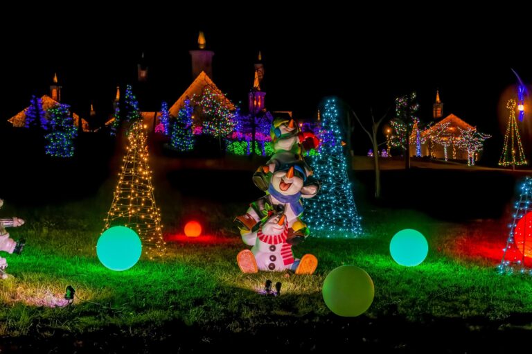 Stonegablesestate Tour Holiday Lights Snowmen Decorations
