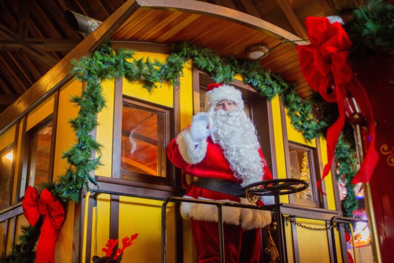 stonegablesestate_tour-santa-train-yellow-decorations Stonegablesestate Tour Santa Train Yellow Decorations