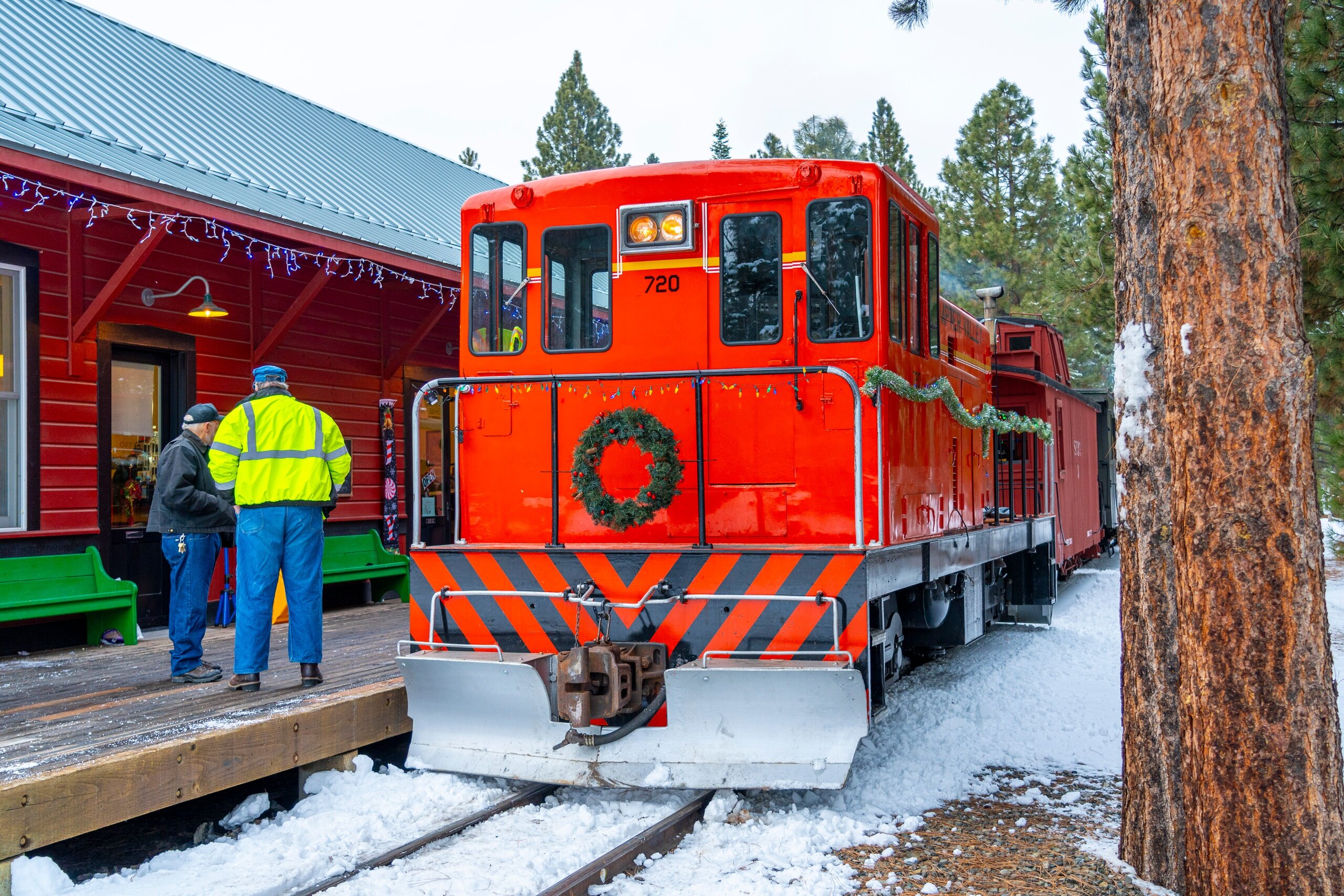 Sumptervalleyrailroad Tour Red Train Snowy Platform