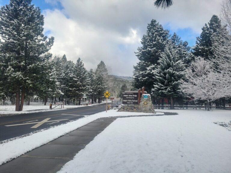 Sumptervalleyrailroad Tour Snowy Park Sign Trees