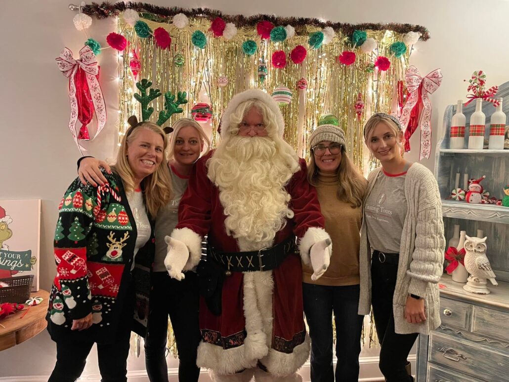 thetastingtours_tour-holiday-photo-santa-friends-decorations Thetastingtours Tour Holiday Photo Santa Friends Decorations