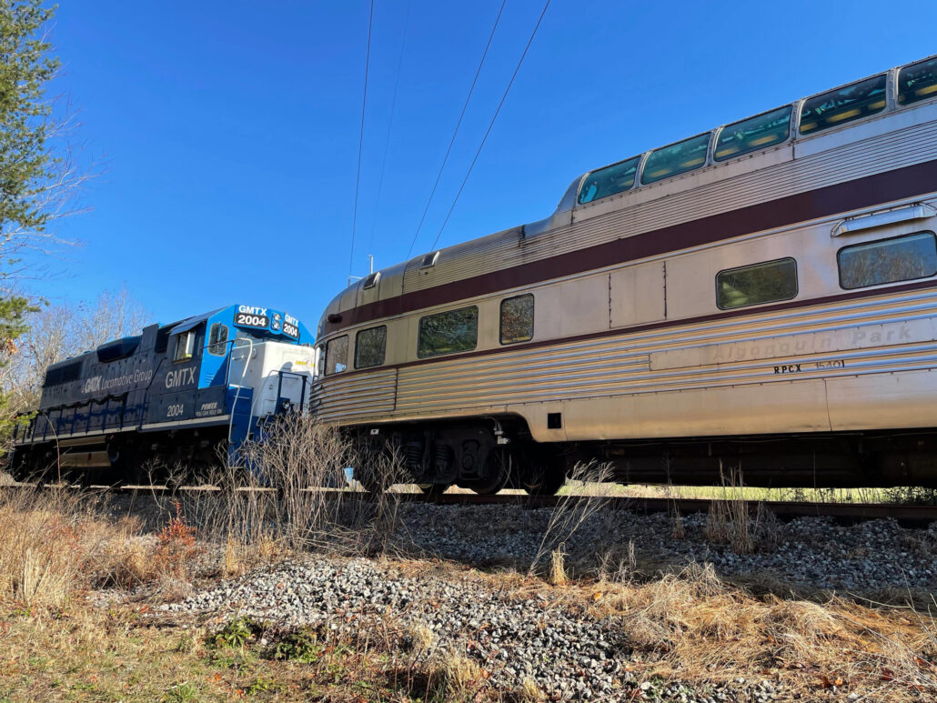 Tvrail Tour Blue Locomotive Silver Passenger Car