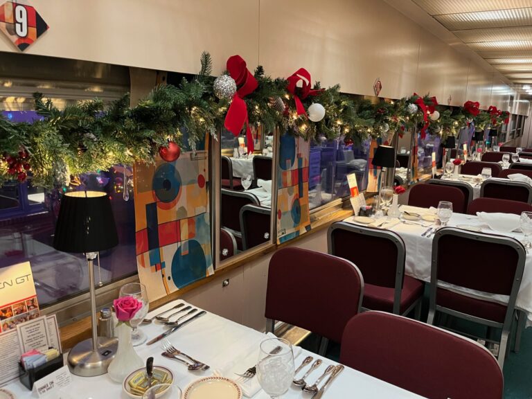 tvrail_tour-dining-car-christmas-decorations-tables Tvrail Tour Dining Car Christmas Decorations Tables