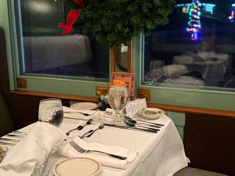 Tvrail Tour Train Dining Table Wreath