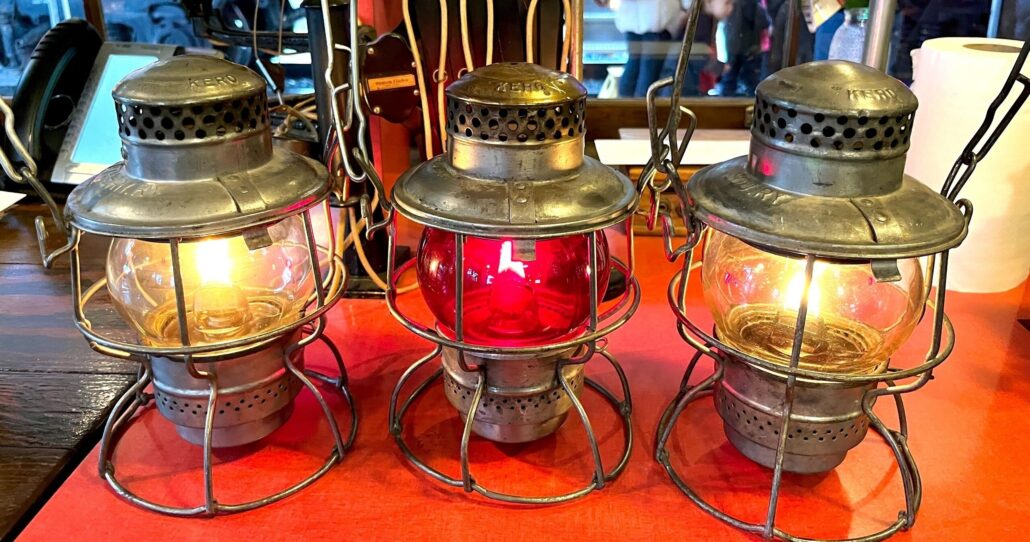 tvrail_tour-vintage-lanterns-red-yellow-metal Tvrail Tour Vintage Lanterns Red Yellow Metal