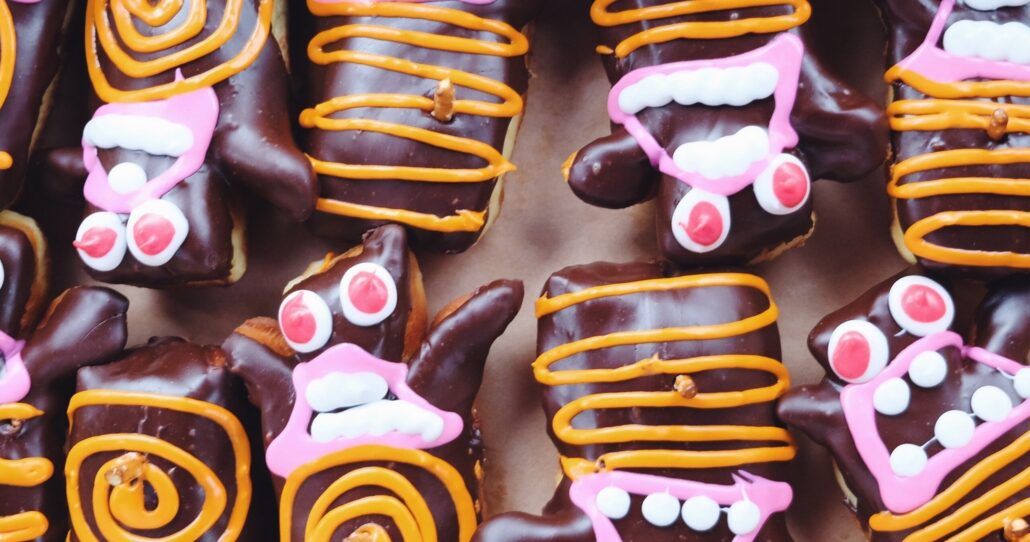 undergrounddonutour_tour-chocolate-donuts-decorated-faces Undergrounddonutour Tour Chocolate Donuts Decorated Faces