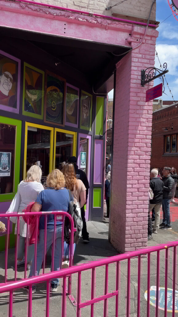 undergrounddonutour_tour-colorful-building-queue-people Undergrounddonutour Tour Colorful Building Queue People