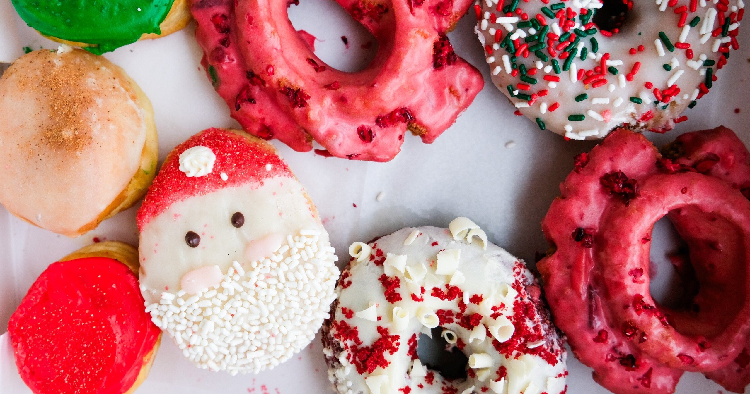 undergrounddonutour_tour-colorful-frosted-donuts-holiday-theme Undergrounddonutour Tour Colorful Frosted Donuts Holiday Theme