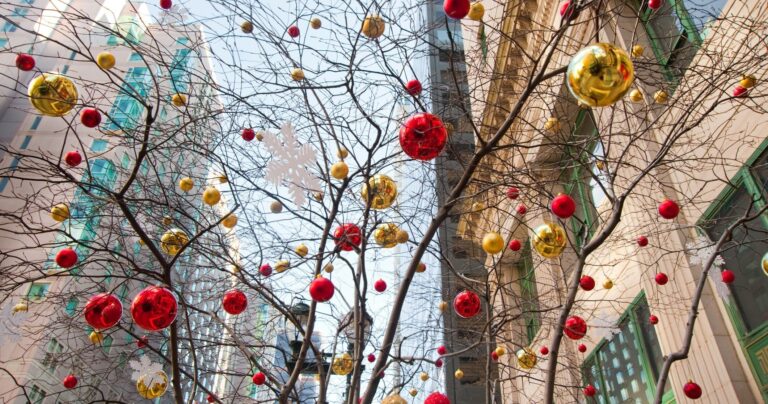undergrounddonutour_tour-decorated-tree-red-gold-ornaments Undergrounddonutour Tour Decorated Tree Red Gold Ornaments