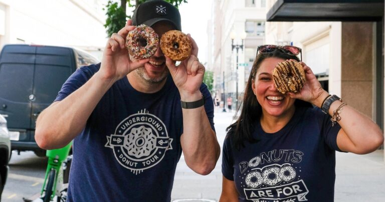 undergrounddonutour_tour-donut-tour-couple-smiling-street Undergrounddonutour Tour Donut Tour Couple Smiling Street