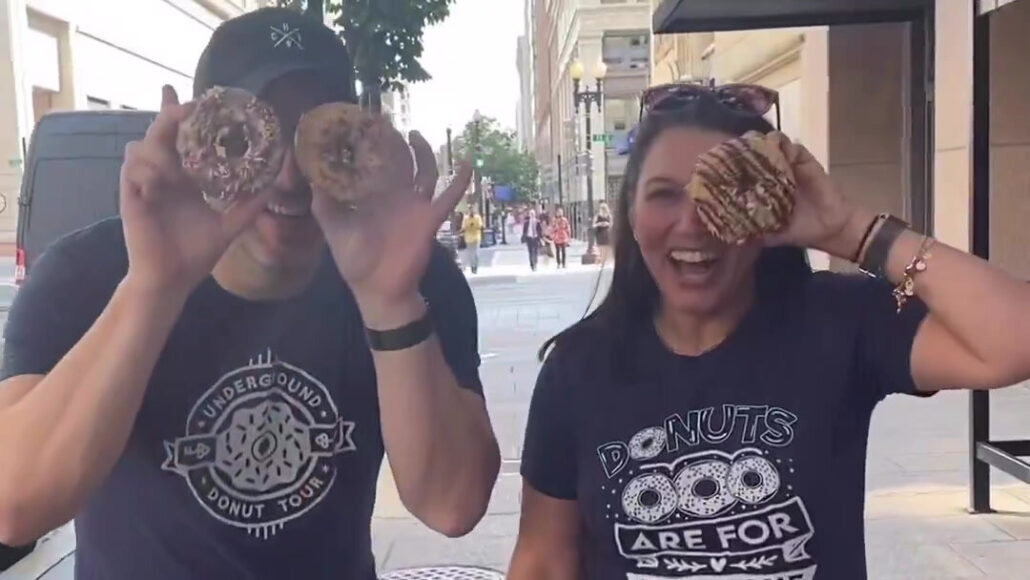 undergrounddonutour_tour-donut-tourists-smiling-city-street Undergrounddonutour Tour Donut Tourists Smiling City Street