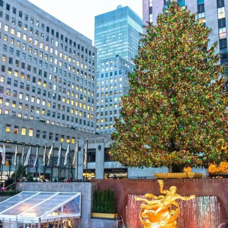 Undergrounddonutour Tour Holiday Tree Golden Statue Skyscrapers