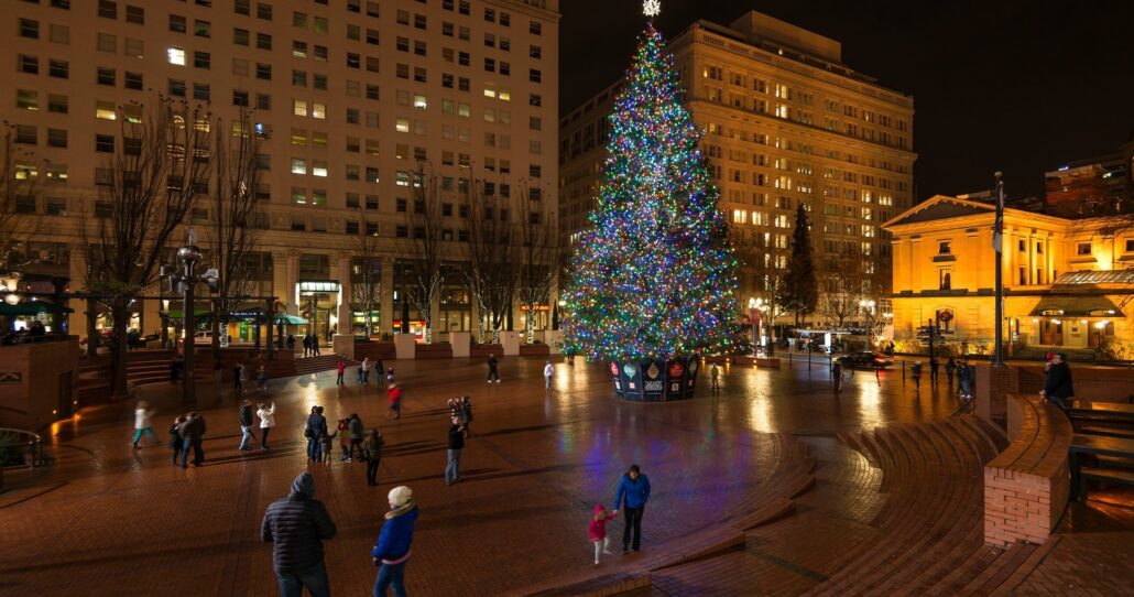 undergrounddonutour_tour-holiday-tree-lit-square-night Undergrounddonutour Tour Holiday Tree Lit Square Night