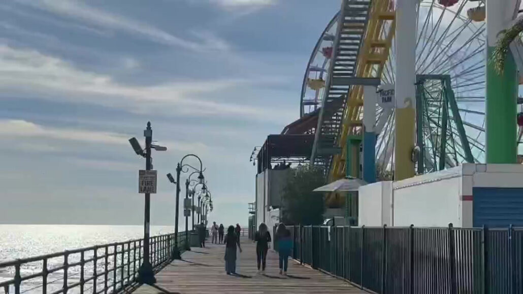 undergrounddonutour_tour-pier-walkers-ferris-wheel-ocean Undergrounddonutour Tour Pier Walkers Ferris Wheel Ocean