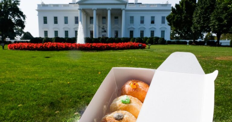 undergrounddonutour_tour-white-house-donuts-flower-bed Undergrounddonutour Tour White House Donuts Flower Bed