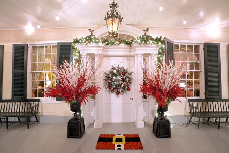 visitnatchez_tour-christmas-decorated-entrance-red-white Visitnatchez Tour Christmas Decorated Entrance Red White