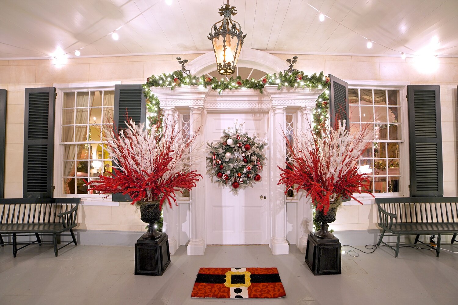 visitnatchez_tour-christmas-decorated-entrance-red-white Visitnatchez Tour Christmas Decorated Entrance Red White
