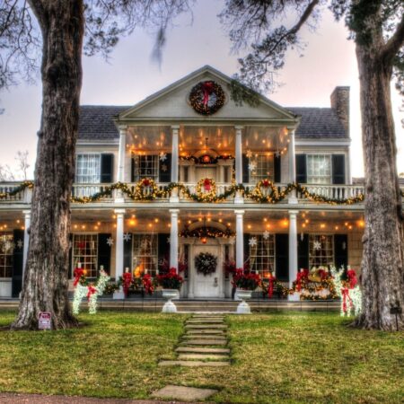 Visitnatchez Tour Christmas House Decorations Porch Lights
