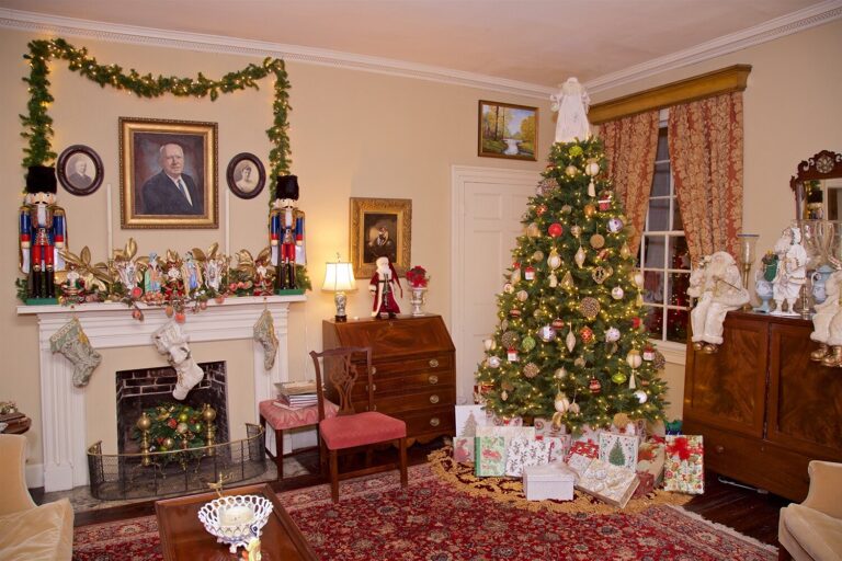 visitnatchez_tour-christmas-tree-nutcrackers-fireplace Visitnatchez Tour Christmas Tree Nutcrackers Fireplace