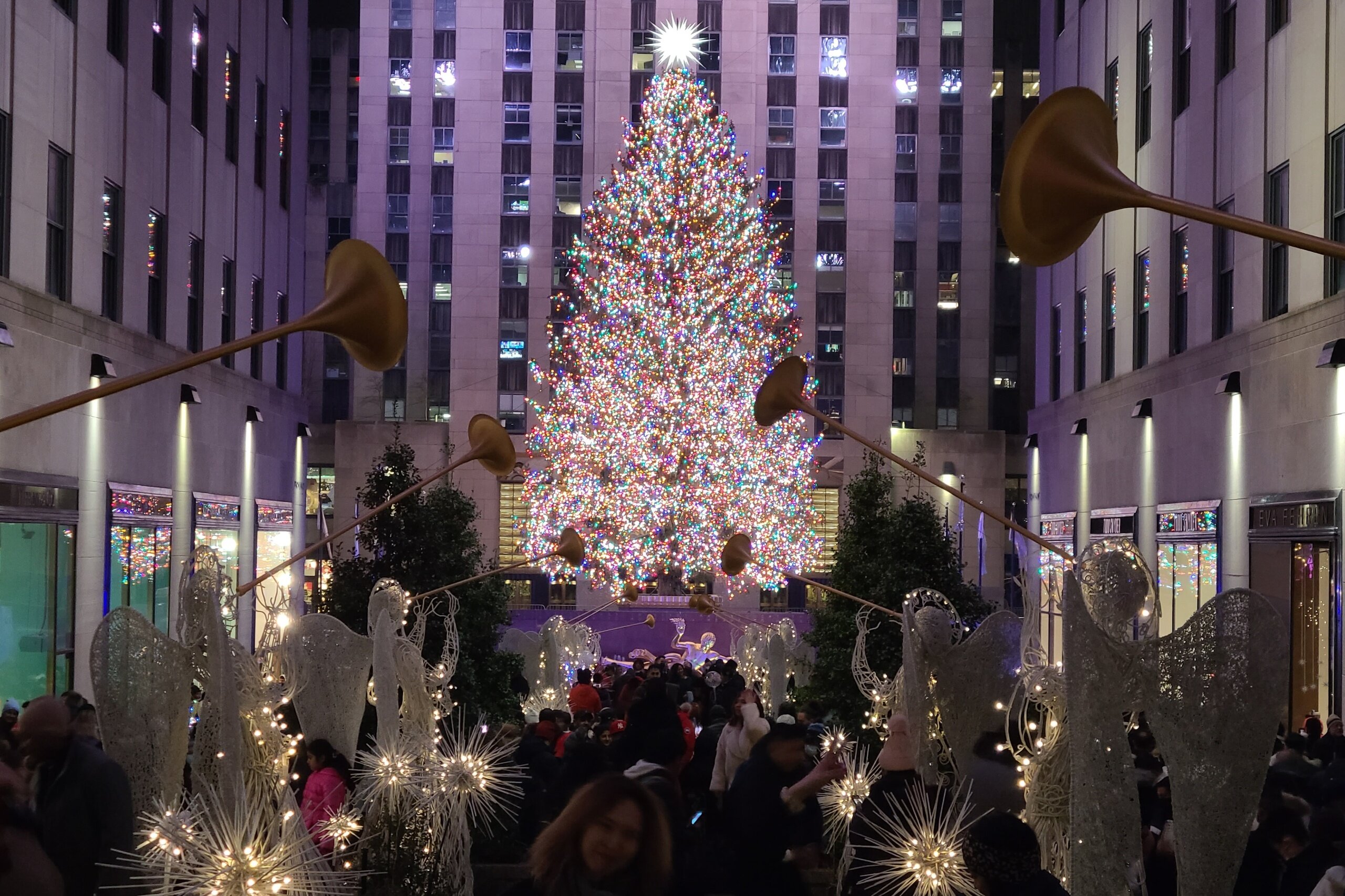 Walksnyc Tour Holiday Tree Angel Displays Crowd