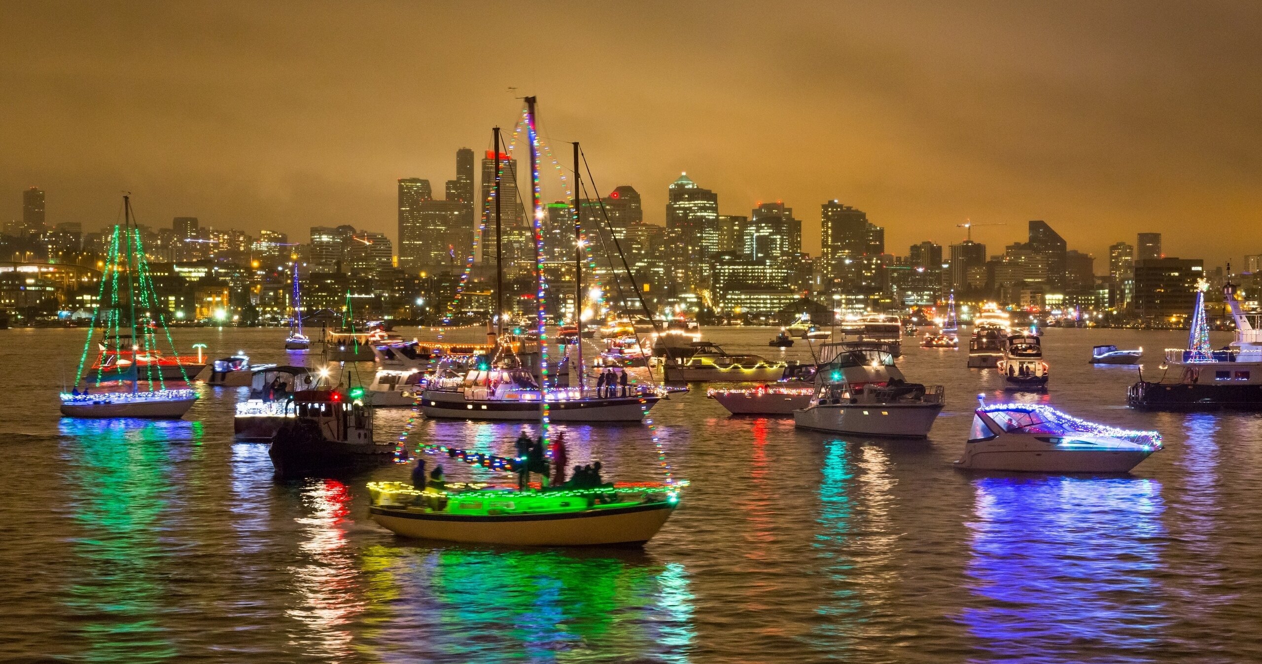 waterwayscruises_tour-decorated-boats-city-lights-water Waterwayscruises Tour Decorated Boats City Lights Water