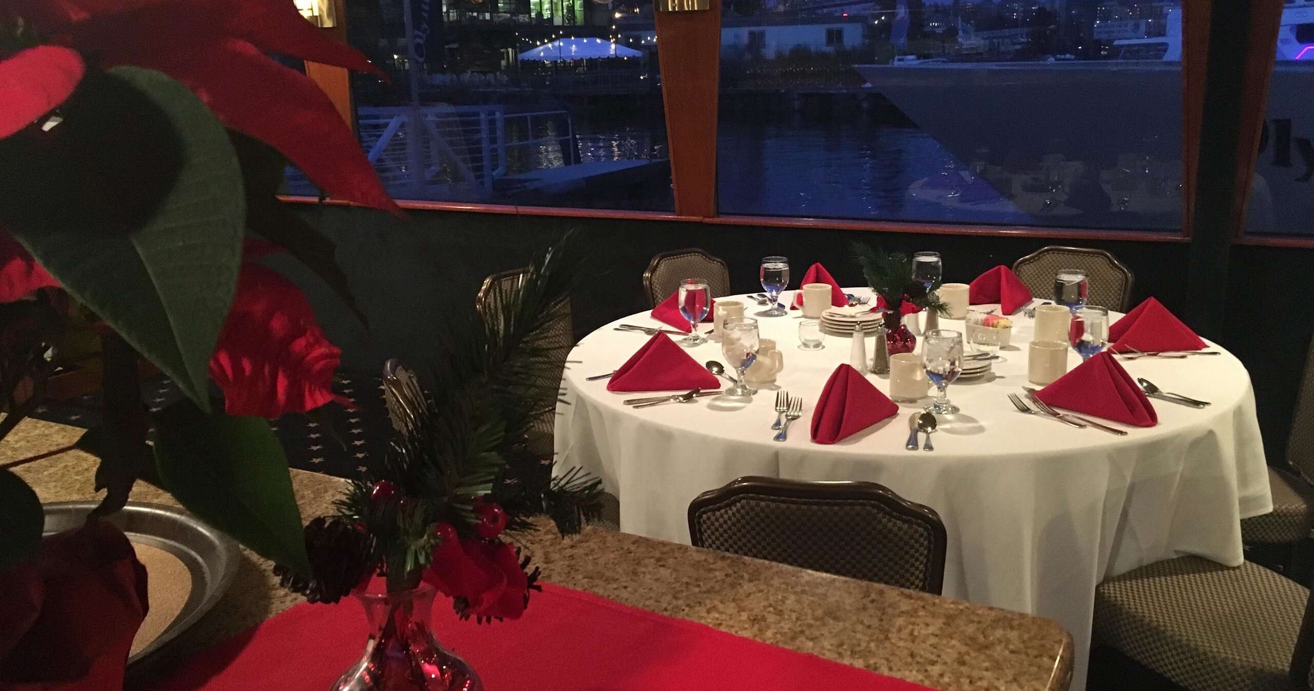 waterwayscruises_tour-dinner-cruise-table-setting-red-napkins Waterwayscruises Tour Dinner Cruise Table Setting Red Napkins